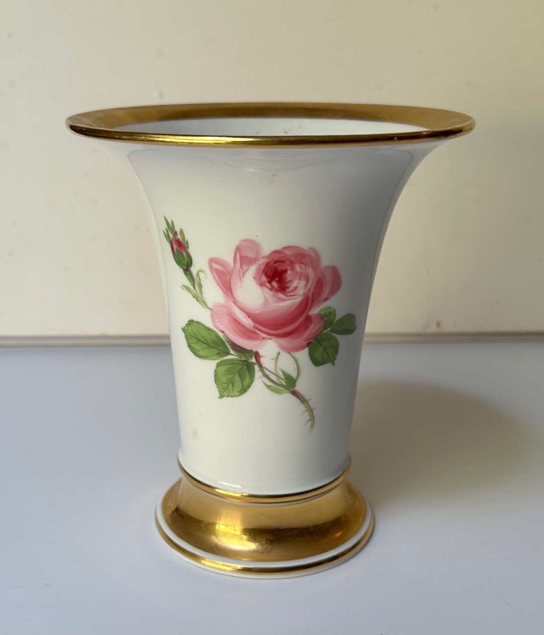 アンティーク マイセンの手描きのピンクのバラのつぼみの磁器の