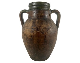 Antica anfora in terracotta per olio d'oliva. Vaso da cucina rustico europeo, brocca per decorazioni da giardino in fattoria.