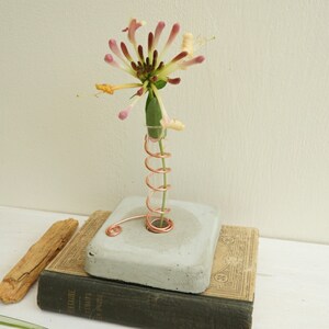 Mini vase béton et cuivre, déco contemporaine, soliflore béton, Objet déco salon contemporain image 9