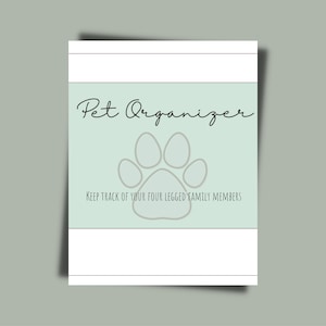 Può includere: Un organizzatore per animali domestici stampabile con una grafica di impronta di zampa e il testo "Pet Organizer" e "Keep track of your four legged family members".