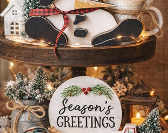 Kerstsneeuwpop op een plank of op een gelaagd dienblad