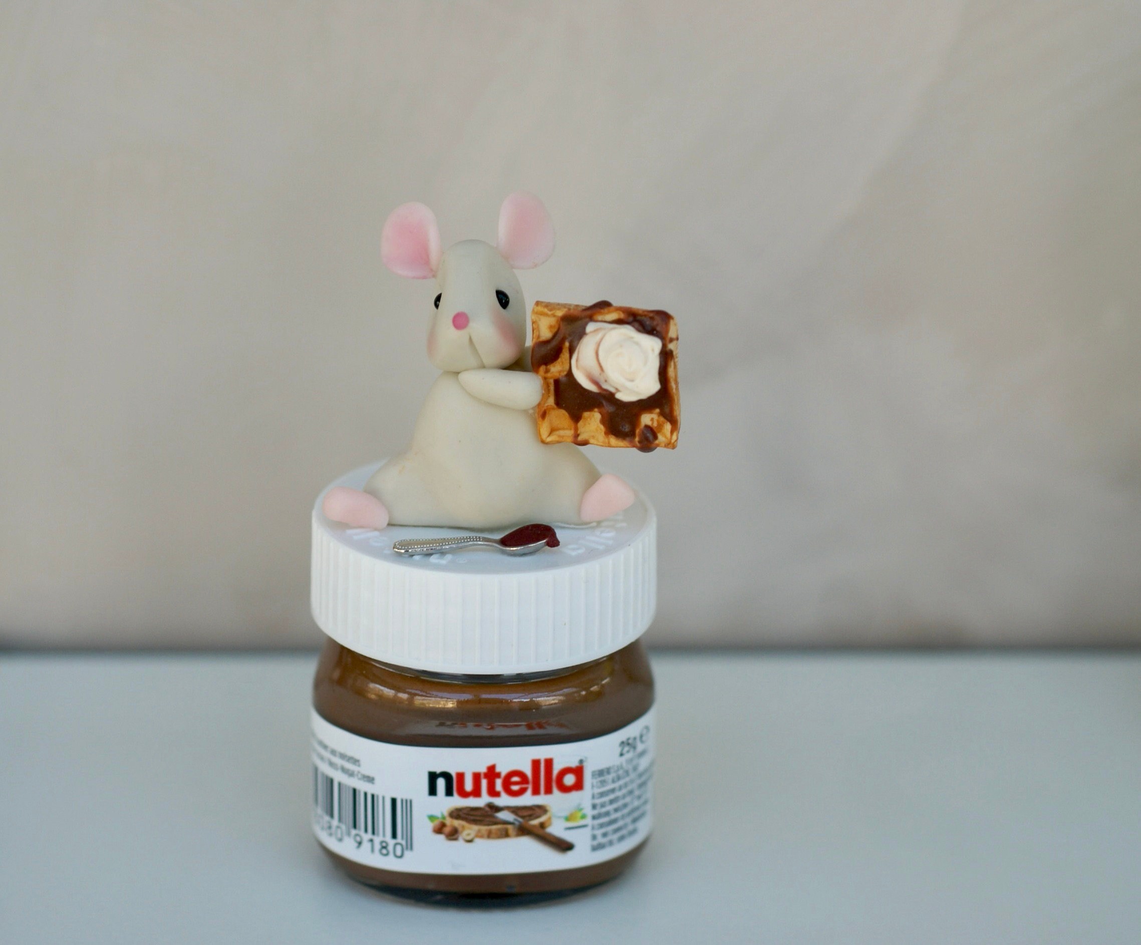 Figurines Miniatures, Souris en Porcelaine sur Un Pot de Nutella