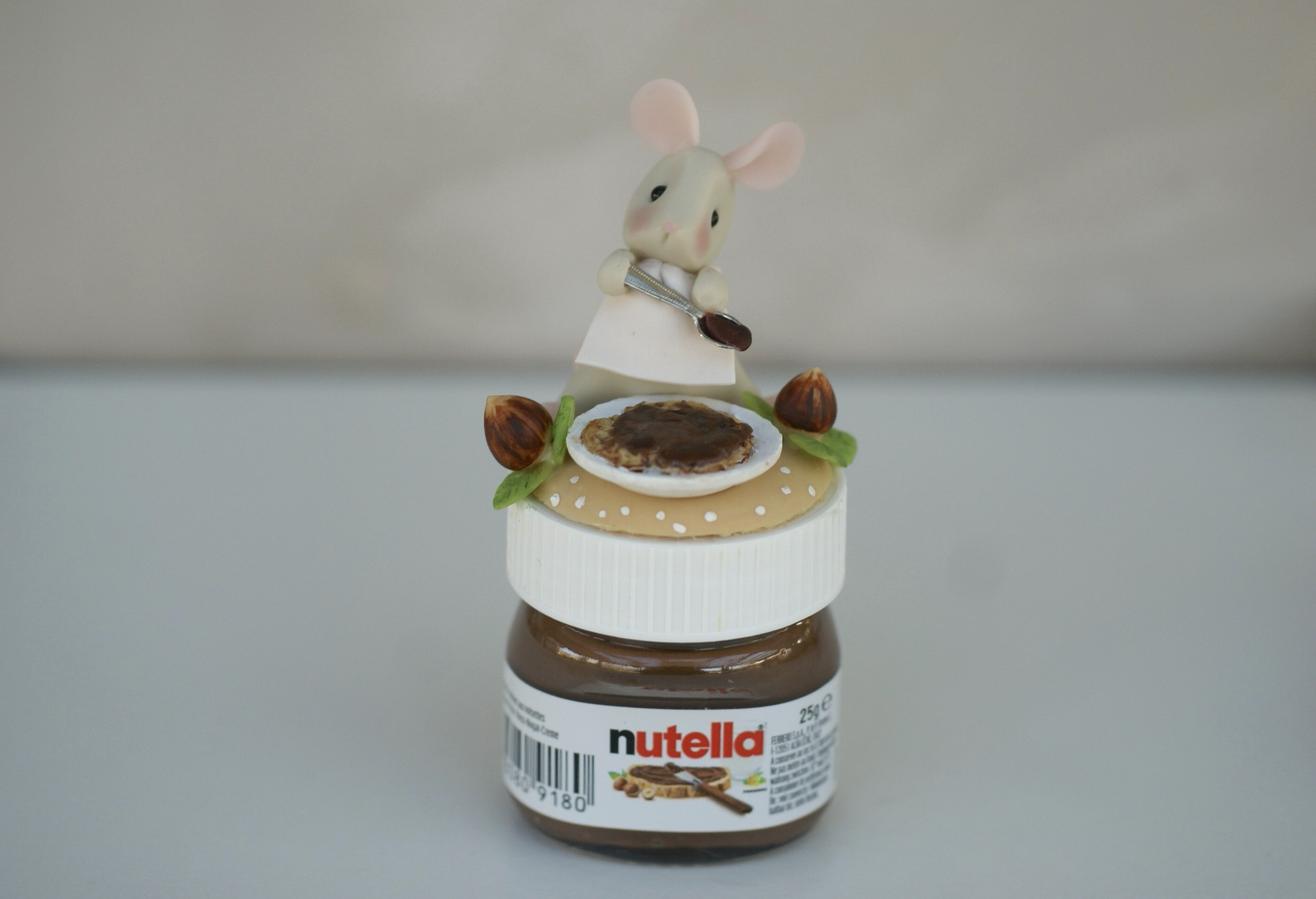 Figurines Miniatures, Souris en Porcelaine sur Un Pot de Nutella avec Une Crêpe