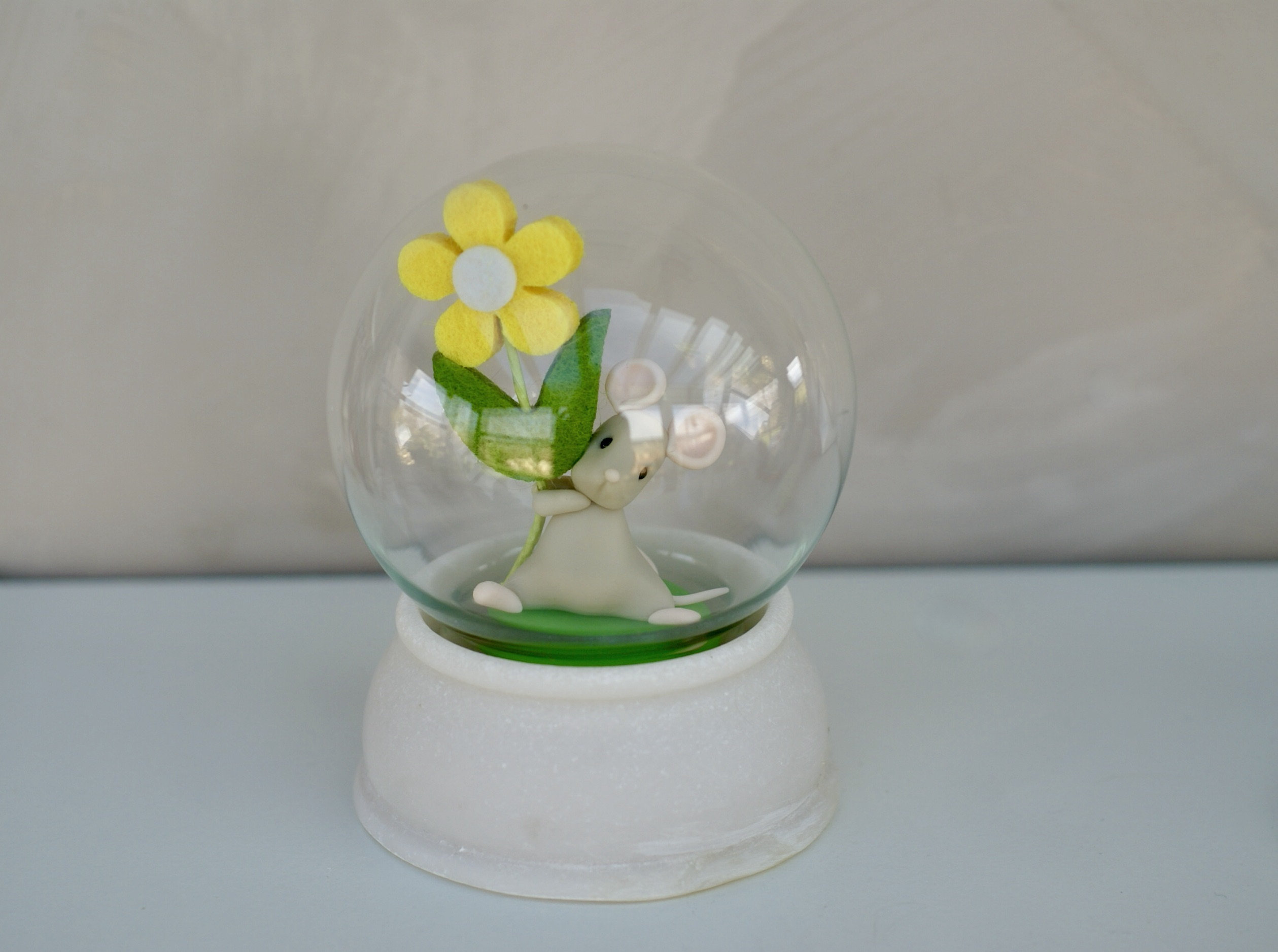 Figurine Miniature, Souris en Porcelaine La Boule de Printemps.