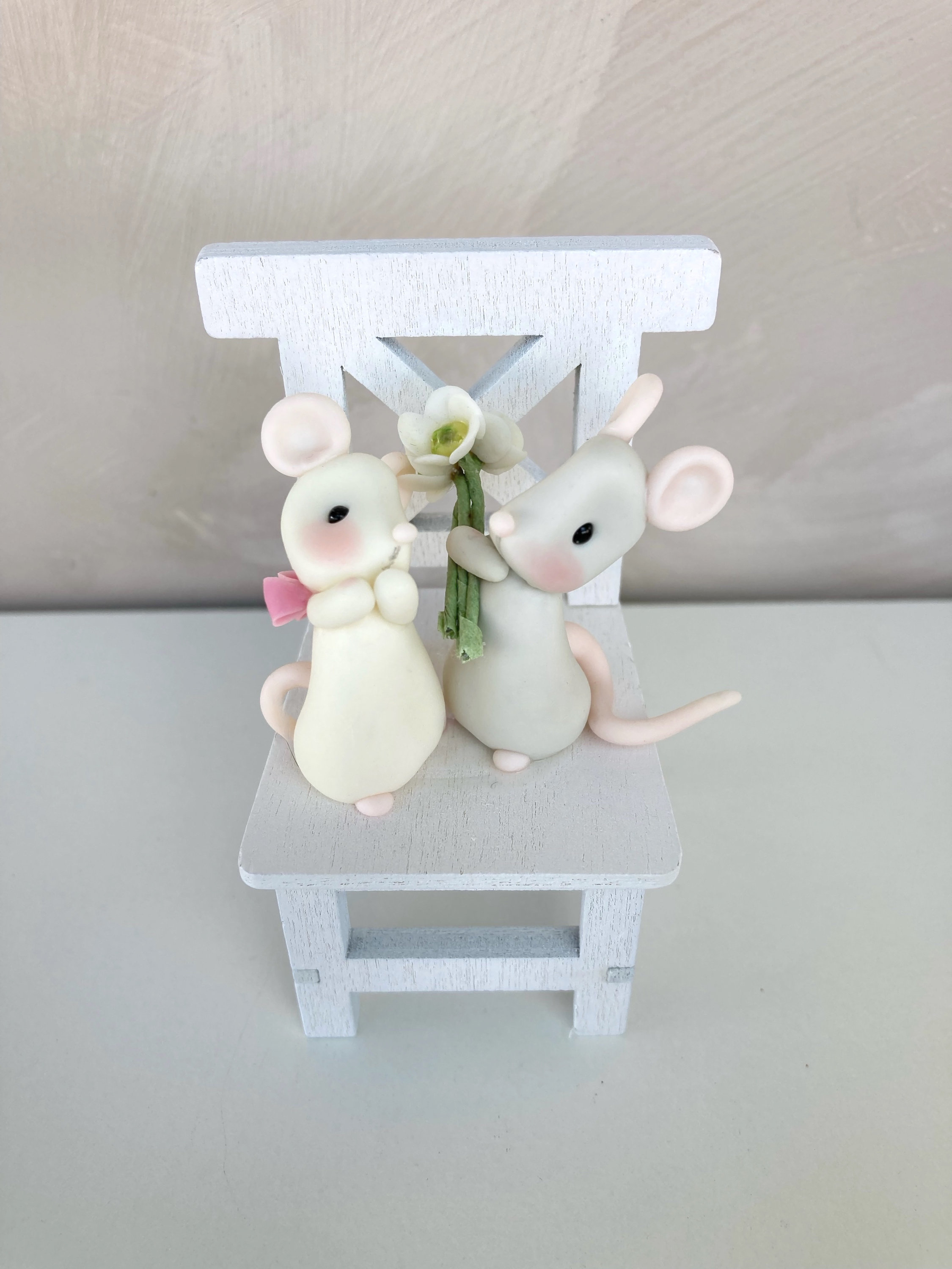 Figurines Miniatures, Souris en Porcelaine Le Bouquet de Fleurs