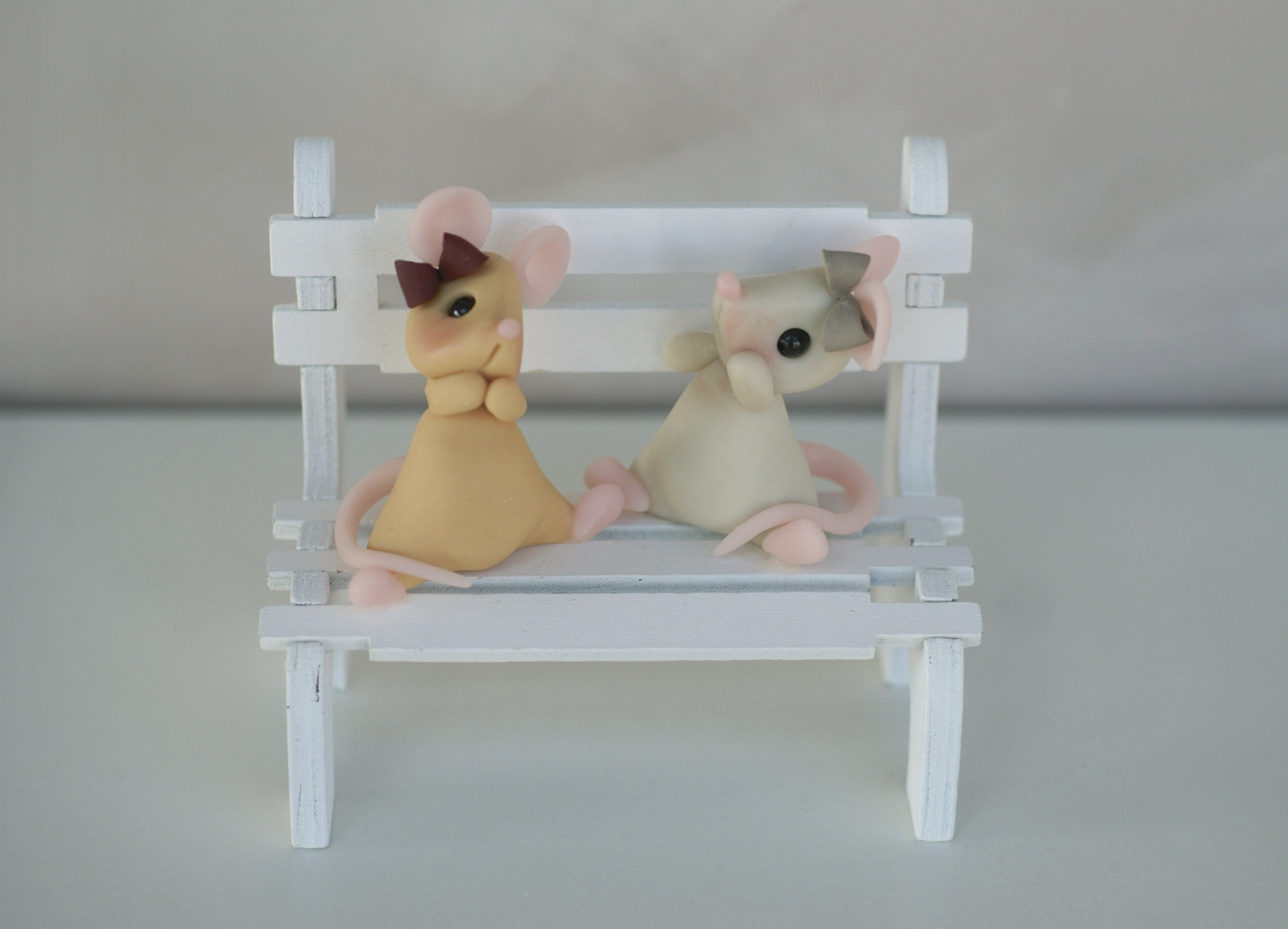 Figurines Miniatures, Souris en Porcelaine Deux Petites Commères sur Un Banc.