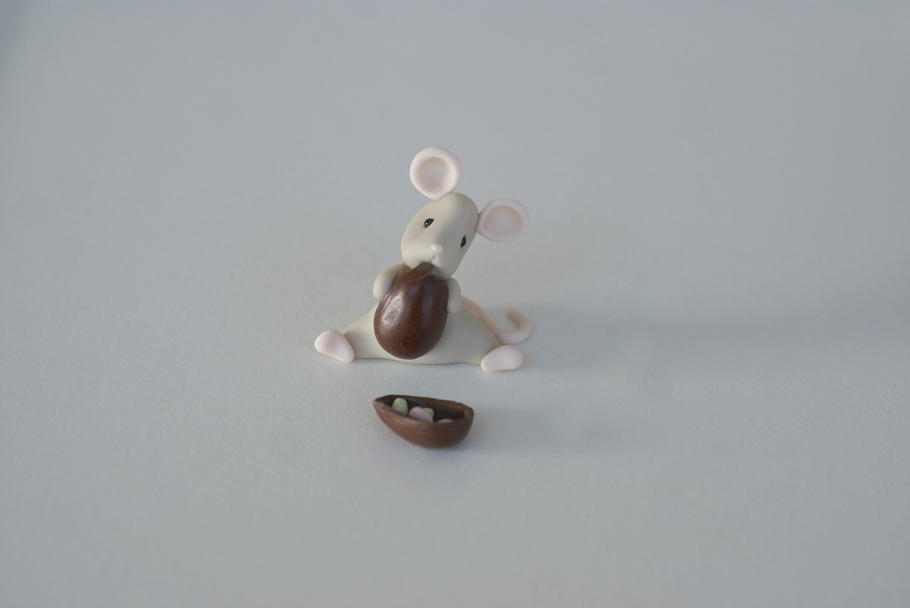 Figurine Souris Miniature L'oeuf de Pâques.