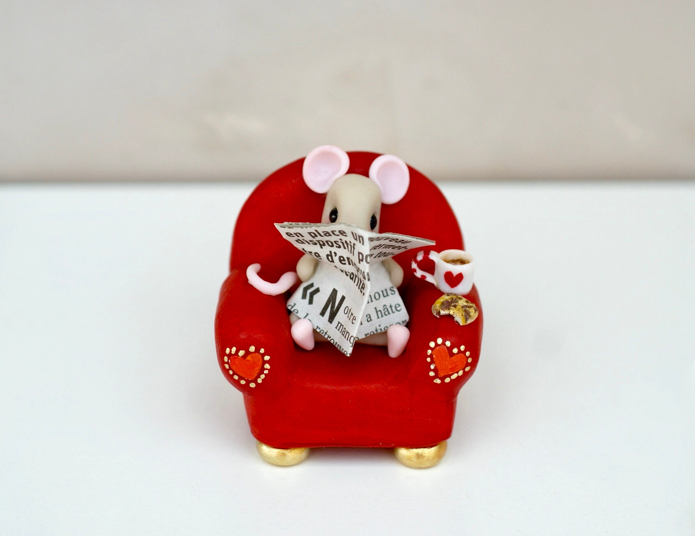 Figurine Miniature Souris en Porcelaine Froide, Dans Son Fauteuil, Lisant Journal.