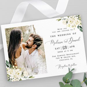 Blumeneinladungsvorlage Hochzeitseinladung mit weißen Rosen Bearbeitbare Einladung mit Bild Hochzeitsfoto einladen Anpassen Download Templett AWHR-1