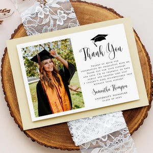 Plantilla de tarjeta de agradecimiento de graduación Tarjeta de agradecimiento con foto Nota de agradecimiento Clase de 2025 Fiesta de graduación Descargar Editar con Templett MyGrdt31