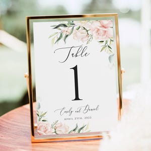 Plantilla de tarjeta de número de mesa con rosas rosas Tarjeta de número de mesa con flores Tarjeta de número de mesa para bodas Decoración de mesas de bodas Descargar Templett WSPR-A