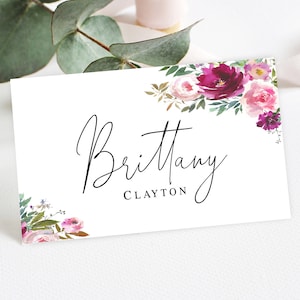 Plantilla de tarjeta de lugar con diseño floral para imprimir Tarjetas de nombre de boda en color fucsia Tarjetas de lugar en color fucsia Tarjetas de lugar planas y dobladas Descargar Templett FTeW-A1