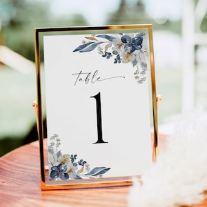 Stoffige blauwe tafelnummerkaartsjabloon Bruiloft tafelnummerkaart Bloemen tafelnummerkaart afdrukbaar Downloaden Bewerken met Templett wfdb-f3