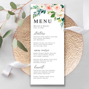 Modelo de cartão de menu floral Cartão de menu blush para impressão Menu de flores rosa Menu personalizável Jantar de ensaio Baixar Editar com Templett WSPR-A