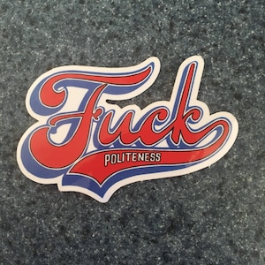 Może przedstawiać: Naklejka w kolorze czerwonym i niebieskim z napisem "F**K" w stylizowanym foncie. Słowo "Uprzejmość" jest napisane mniejszą czcionką pod słowem "F**K".