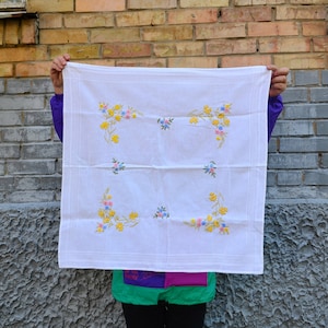 Embroidered Daffodil Tablecloth: Vintage Cotton Floral Table Topper