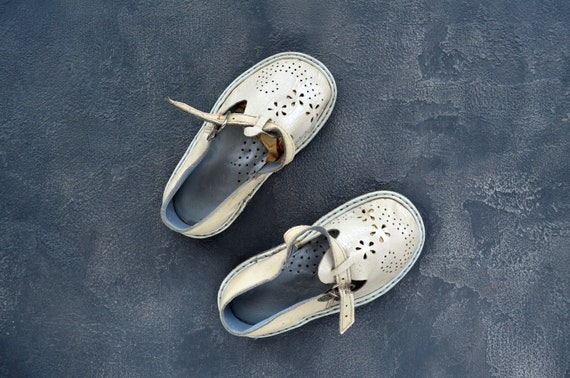 Cream dress shoes for girls store
