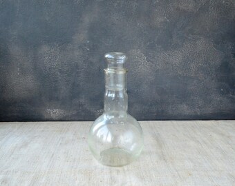 Frasco medidor redondo de vidrio transparente. Frasco pequeño con tapa. Frasco médico/farmacéutico. Exhibidor/decoración de laboratorio científico.