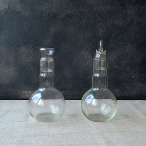 Clear glass round measuring bottle Small flask bottle with lid Medical bottle Pharmacy jar Display bottle Science lab decor