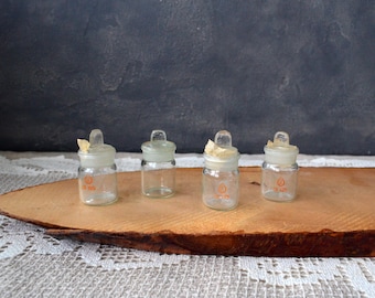 Juego de 4 frasquitos pequeños de vidrio transparente con tapa. Frasco médico en miniatura, medidor, para farmacia o exhibición.