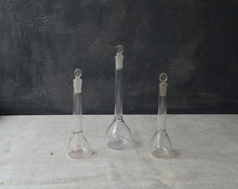 Frasco medidor pequeño de vidrio transparente con tapa. Frasco de farmacia médico en miniatura. Juego de 3 unidades.