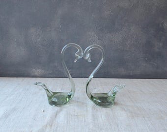 Heldergroen paar glazen zwanen beeldje Lake bruidstaart topper pasgetrouwde bruid en bruidegom tortelduifjes