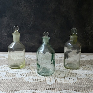 Clear glass small pharmacy bottle with lid Tiny medicine bottle Apothecary jar Chemical Bottle Laboratory science photo prop