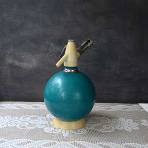 Round metal seltzer bottle Soda siphon Soda dispenser Retro water bottle Farmhouse kitchen Rustic home decor
