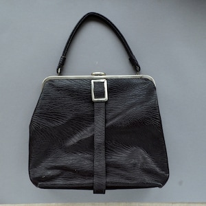 Bolso de piel sintética marrón oscuro Monedero con asa superior y marco de metal Bolso texturizado de piel vegana Monedero mediano de mediados de siglo Cartera marrón Cartera de bolsillo
