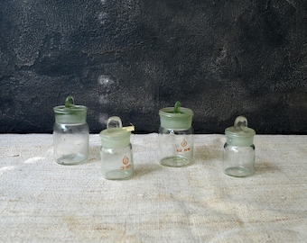 Juego de 4 botellas pequeñas de vidrio transparente, frasco médico pequeño con tapa, frasco de exhibición para farmacia medidora