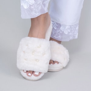 Fuzzy Pearl Bridal Slippers / Bride Slippers for Wedding / Gifts for Bride / Luxe Bridal Slipper / Fuzzy Pearl Bridal Slipper