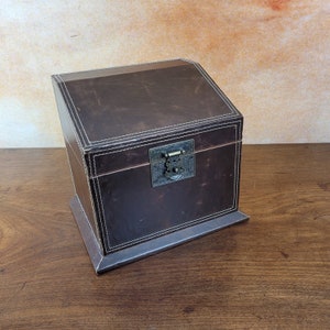 Boîte de papeterie en cuir vintage.