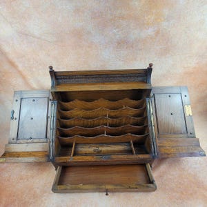 Caja de papelería antigua de roble de finales de la época victoriana o eduardiana, circa 1890-1910.