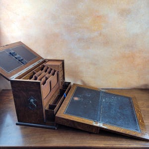 Antiguo mueble para correspondencia o papelería de roble y cuero con ranura para escritura integrada, hacia 1900