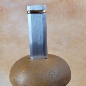 Beau briquet Trinity de Cartier de Paris. Palladium et tri-or.