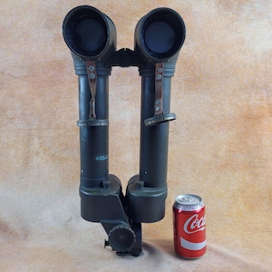 第二次世界大戦時のアメリカ陸軍M65砲兵中隊長用双眼鏡（ロバの耳型）。1944年製。