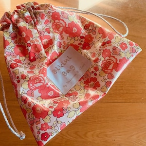 Bikini bag/sac étanche  maillot mouillé/coton enduit liberty /betsy fraise tagada/étiquette oeko tex/cordelette argent