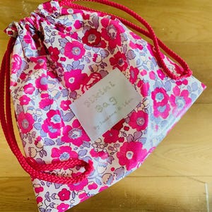 Bikini bag/sac étanche / sac imperméable /coton enduit liberty /betsy bougainvilliers /étiquette oeko tex