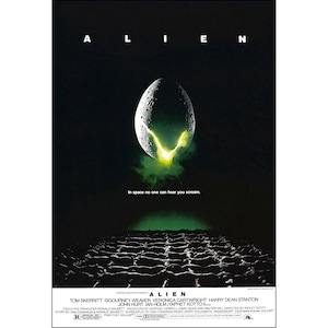 Könnte beinhalten: Ein Filmplakat für den Science-Fiction-Horrorfilm "Alien". Das Plakat zeigt einen schwarzen Hintergrund mit einem großen, grünen Alien-Ei in der Mitte. Der Text "Alien" ist in weißen Buchstaben oben auf dem Plakat geschrieben, und der Slogan "Im Weltraum kann dich niemand schreien hören" ist in weißen Buchstaben unter dem Ei geschrieben. Das Plakat zeigt auch die Namen der Schauspieler und der Crew in weißen Buchstaben unten.