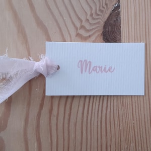 marque-place avec ruban de mousseline rose, baptême fille, communion, mariage, anniversaire