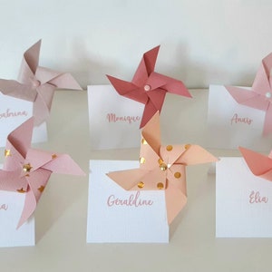 Marque-place moulin à vent,rose, pêche, corail, bois de rose, baptême, communion, anniversaire
