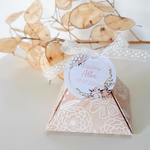Boite à dragées pyramide fleuri sur fond,beige, rose,  baptême,communion fille