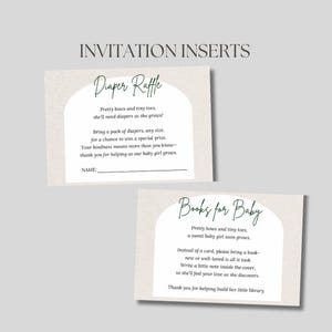 Pu&ograve; includere: Due inserti per inviti con testo. L'inserto superiore recita "Diaper Raffle" e include una poesia. L'inserto inferiore recita "Books for Baby" e include una poesia. Entrambi gli inserti hanno uno sfondo beige chiaro.