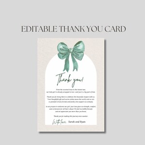 Pu&ograve; includere: Un biglietto di ringraziamento con un'illustrazione di un fiocco verde acqua. La carta riporta le parole "Thank you!" in un carattere script, insieme a un messaggio di gratitudine. La carta &egrave; progettata per un baby shower, con i nomi Sarah e Ryan in basso.