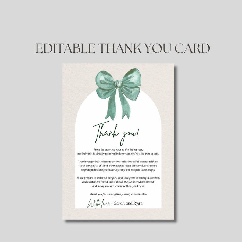 Pu&ograve; includere: Un biglietto di ringraziamento con un'illustrazione di un fiocco verde acqua. La carta riporta le parole "Thank you!" in un carattere script, insieme a un messaggio di gratitudine. La carta &egrave; progettata per un baby shower, con i nomi Sarah e Ryan in basso.