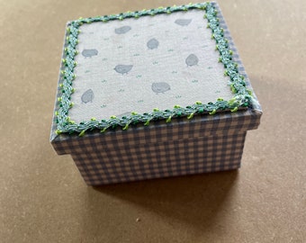 Boite à petits trésors / boite en cartonnage / cadeau naissance