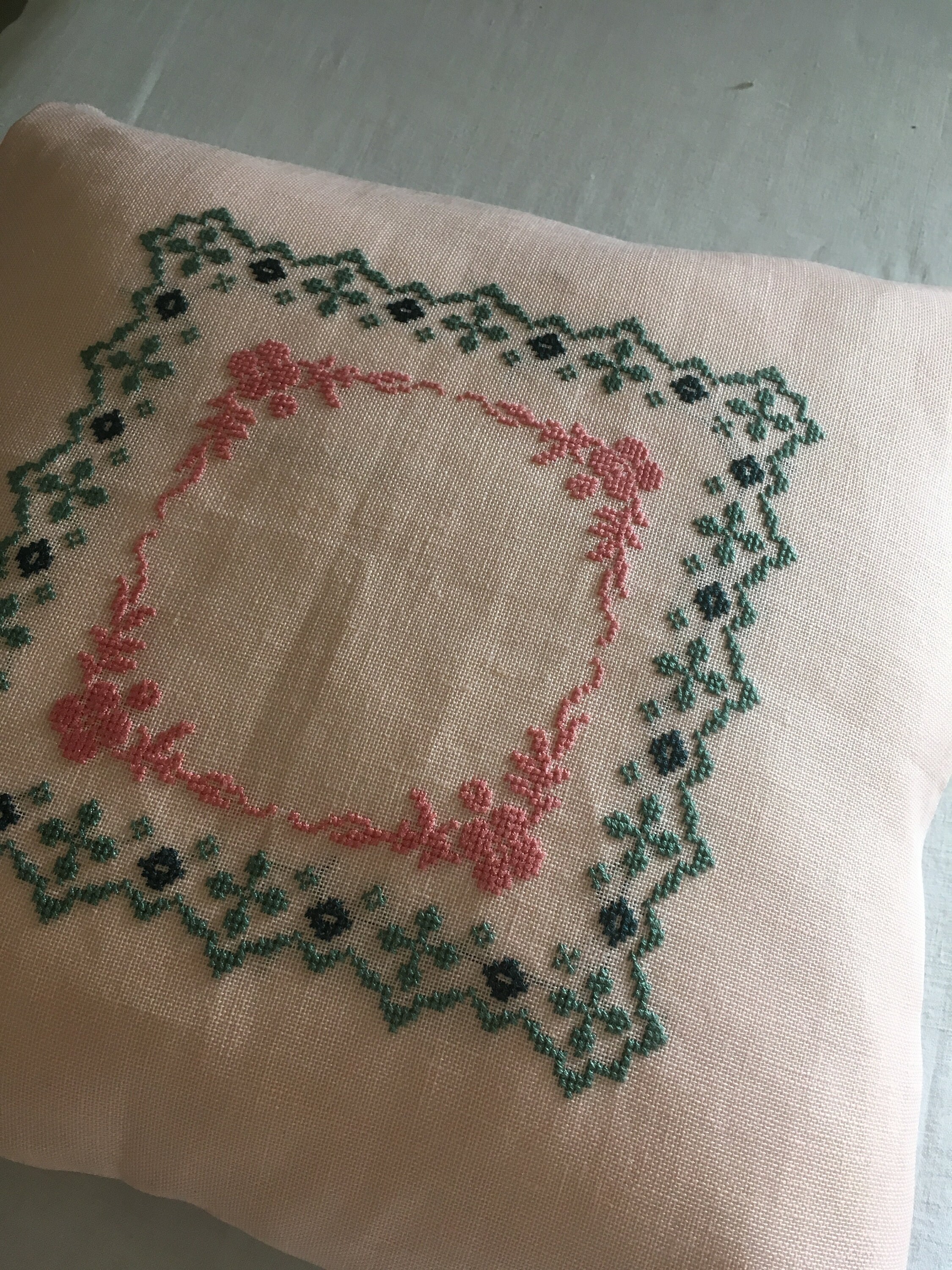 Housse de Coussin en Lin Rose, Brodé à Points Comptés Dos Tissus Fleuri/Esprit Cottage Anglais