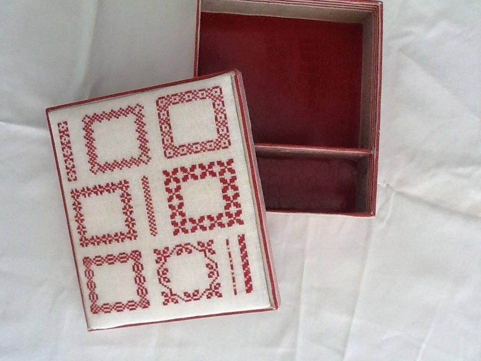 Boite en Cartonnage Brodée Rouge à La Main