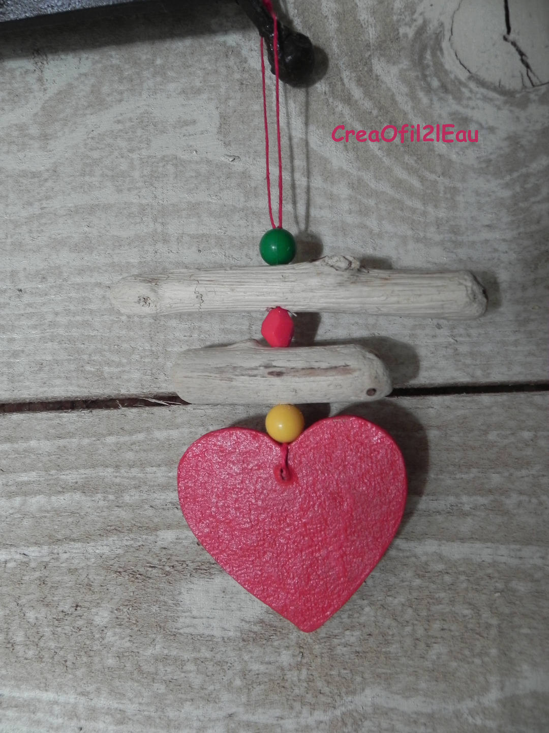 Suspension Bois Flotté Perles et Coeur Rouge