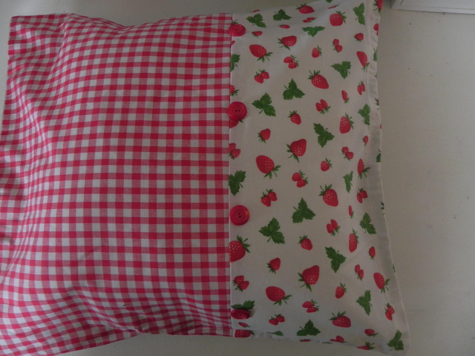 Housse de Coussin Vichy Rouge et Tissus Fraises